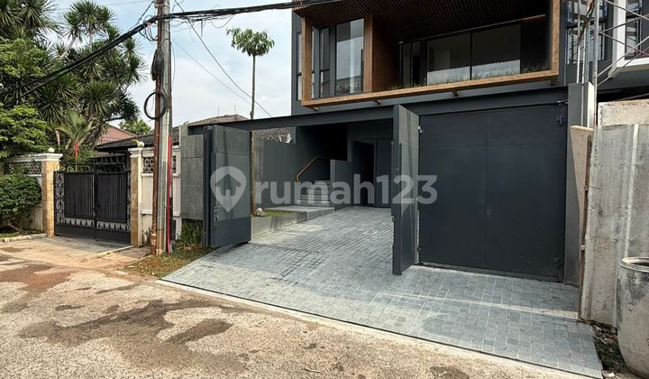 Dijual Brand New House 3 Lantai Berlokasi di Kawasan Elite Kemang 2