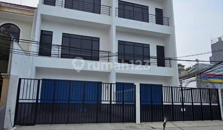 Jual Ruko 3 Lantai Lokasi Sangat Strategis di Komplek Mangga Besar 