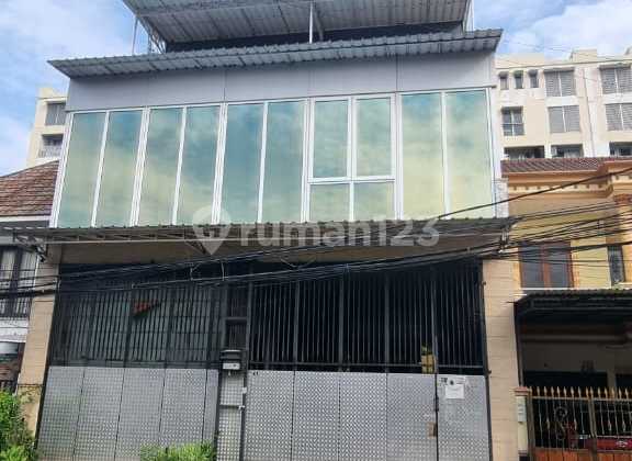 Jual Rumah 4 Lantai Full Furnish di Komplek Taman Semanan Indah