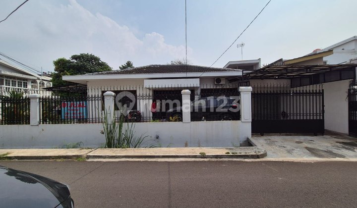 Jual Cepat Rumah Hook Luas Cocok untuk Investasi di Lokasi Strategis Taman Kedoya Baru