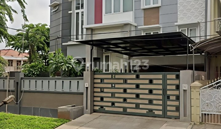 Dijual Rumah Cantik 3 Lantai Eksklusif di Griya Permata Cipondoh dekat dengan Greenlake