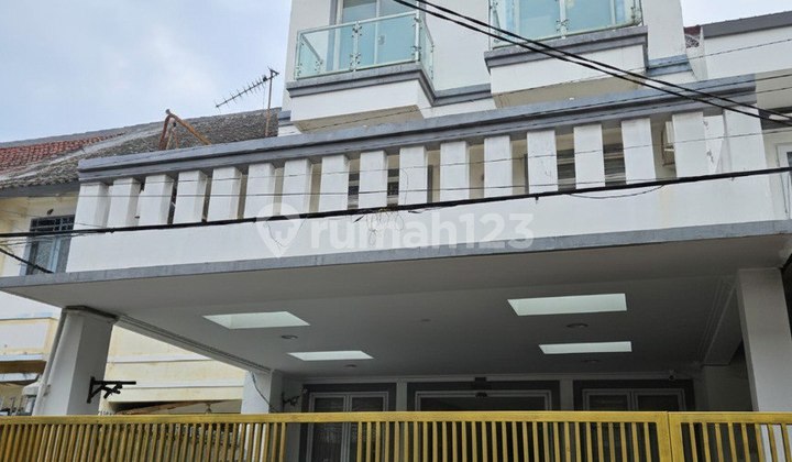 Jual Rumah Cantik 3 Lantai di Taman Palem Lestari