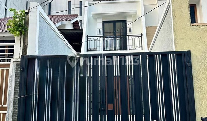 Dijual Rumah Modern Klasik di Lokasi Sangat Strategis Kebon Jeruk