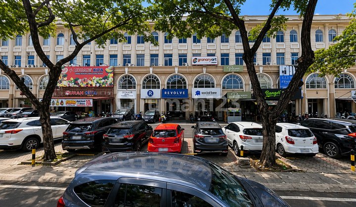 Sell Semi-Detached Shop House, 3.5 Stories, Building Area 472 M², Rented Out in the Culinary Center of Green Lake City Tangerang 2
