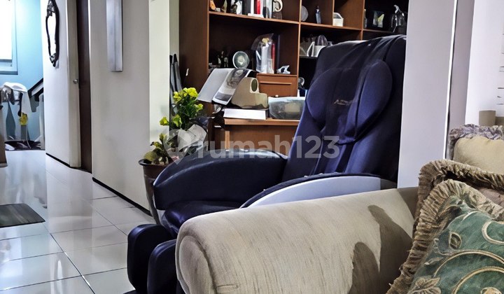 For Sale: 1.5-Story Ready-to-Occupy House in Kebon Jeruk, West Jakarta 2