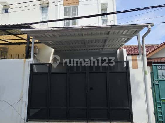 Jual Rumah 3 Lantai di Kawasan Strategis Duri Kepa Jual Rumah 3 Lantai di Kawasan Strategis Duri Kepa