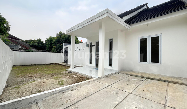 Rumah 1 Lantai Siap Huni dengan Teras Depan & Samping Luas di Pamulang