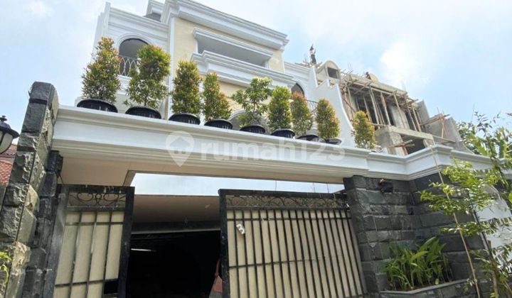 Luxury Modern House di Cilandak – Swimming Pool & Rooftop