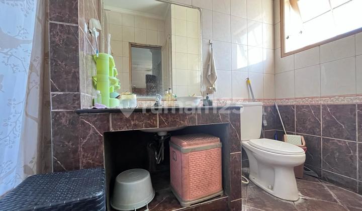 Two-Story House in a Complete Facility Complex in East Ciputat 2