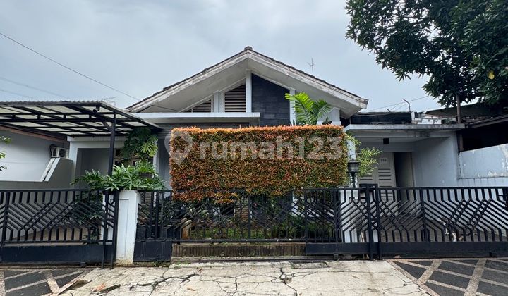 Rumah Nyaman Dalam Komplek Cinere Ada Taman dan Teras Belakang