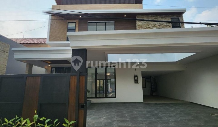 Rumah Modern dengan Kolam Renang — Hanya 5 Menit ke Pondok Indah