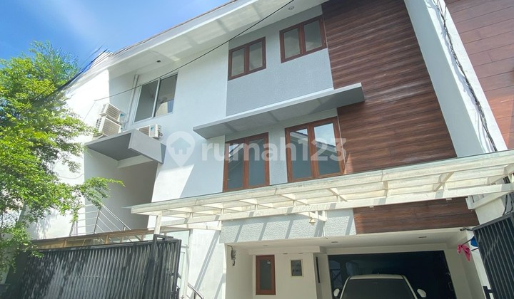 Rumah Semi Furnished di Cilandak Bangunan 3 Lantai Lengkap SwimPool Rumah Semi Furnished di Cilandak Bangunan 3 Lantai Lengkap SwimPool