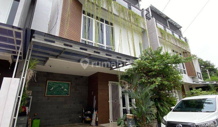 Hunian Minimalis 3 Lantai Dalam Townhouse Fasum Kolam Renang di Cinere 2