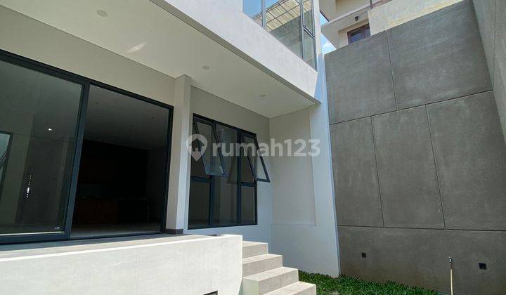 Rumah Baru 3 Lantai Konsep Modern Nyaman di Pangkalan Jati 2