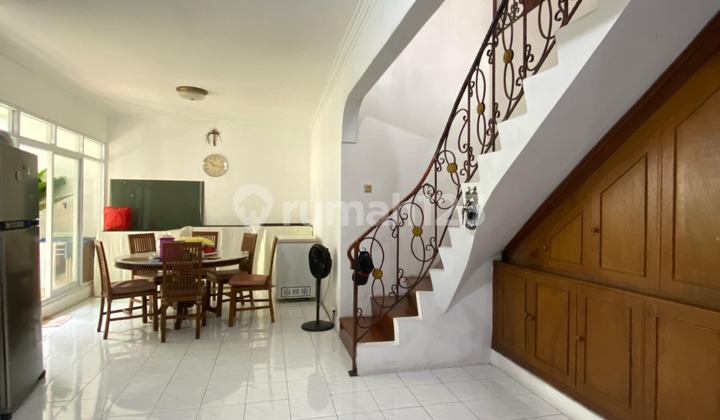 Rumah Terawat Luas 300m² di Komplek Premium Lebak Bulus Dekat ke MRT 2