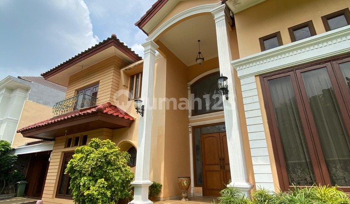 VERY SPECIAL! Classic Serene House with Swimming Pool – Cinere