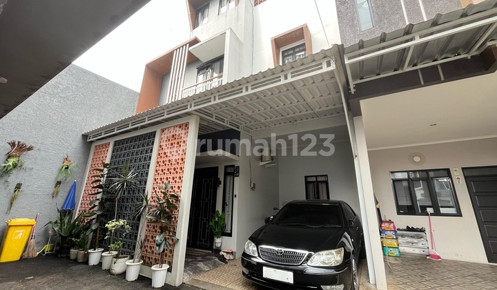 Rumah Full Furnished Bangunan 3 Lantai Dengan Rooftop di Lokasi Strategis Jagakarsa