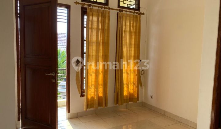 For Rent 3-Story House in Panorama Cinere Housing - Comfortable & Strategic Location