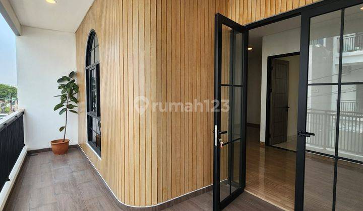 Rumah Modern Mewah Desain Elegan Dengan 2.5 Lantai di Ampera 2