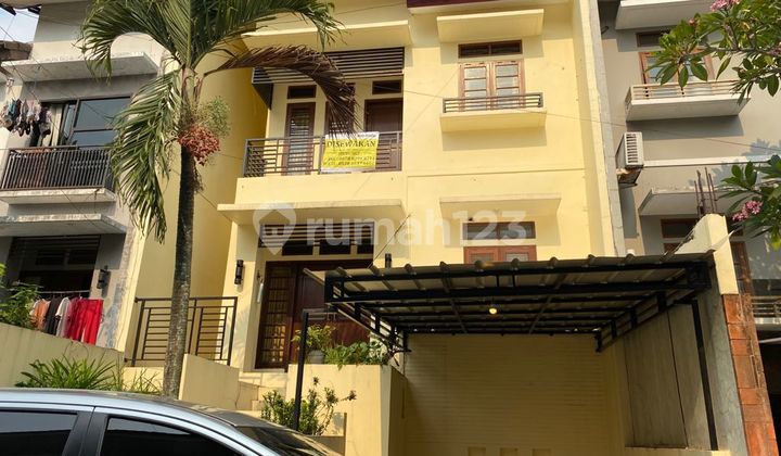 For Rent 3-Story House in Panorama Cinere Housing - Comfortable & Strategic Location