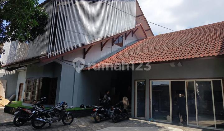 House suitable for Office area on Jalan Kaliurang km 5, near UGM, Sarjito Hospital, UNY, Pakuwon Mall, etc.