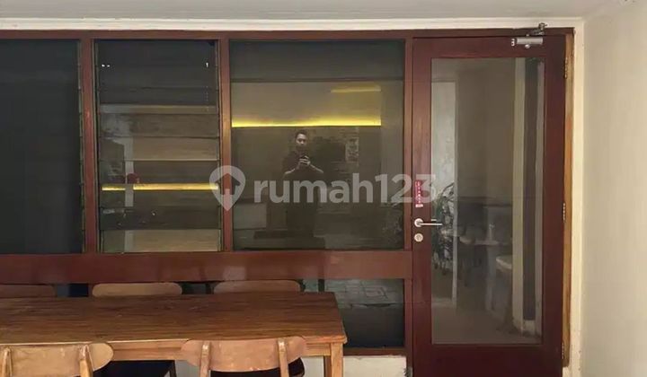 Business space suitable for a cafe, coffee shop, or office, strategically located near UGM and student boarding houses.