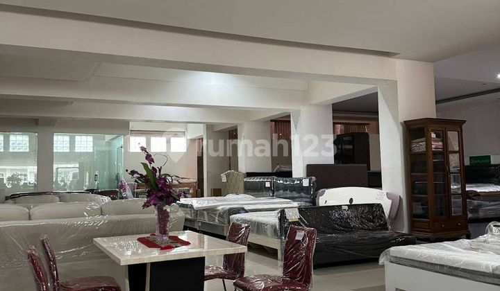 A large shop house or building in the center of Yogyakarta city, suitable for a showroom or office, very close to Malioboro, the Palace, etc. 2