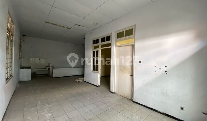 Large cheap shop house in the center of Yogyakarta city near Malioboro, Tugu Jogja, UGM, Mirota, and Jl Mangkubumi. 2