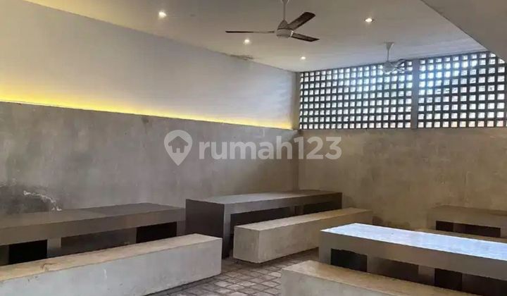 Business space suitable for a cafe, coffee shop, or office, strategically located near UGM and student boarding houses.