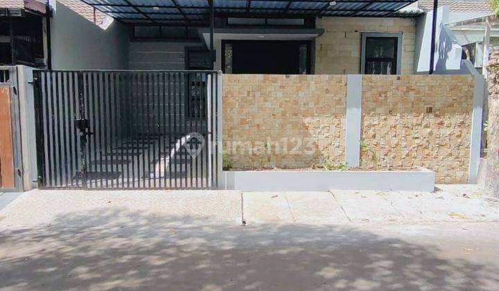 Dijual Rumah Depan Taman, Lokasi Strategis di Griya Loka 1