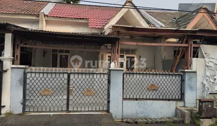 For Sale House in a Busy and Strategic Location at Nusaloka BSD For Sale House in a Busy and Strategic Location at Nusaloka BSD