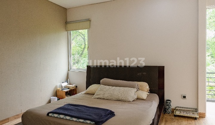 For Sale, Move-in Ready House, Corner Position, Spacious Yard in Pavilion 2