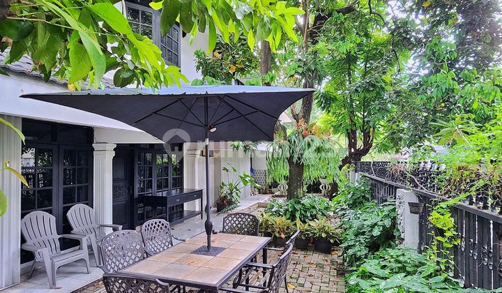 Dijual Rumah Posisi Hoek, Ada Taman Disamping di Pondok Indah 2