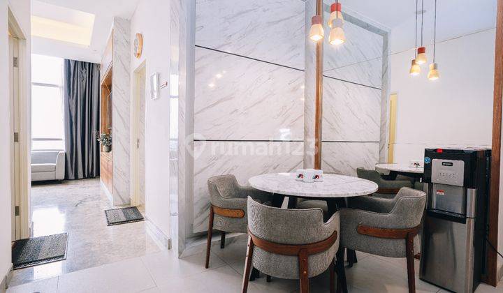 Apartemen 2 BR Fully Furnished Dengan Infinity Pool di Tangerang 2