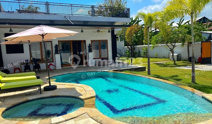 Vila Suaka yang Canggih dengan Rumah Tamu dan Taman yang Subur Vila Suaka yang Canggih dengan Rumah Tamu dan Taman yang Subur