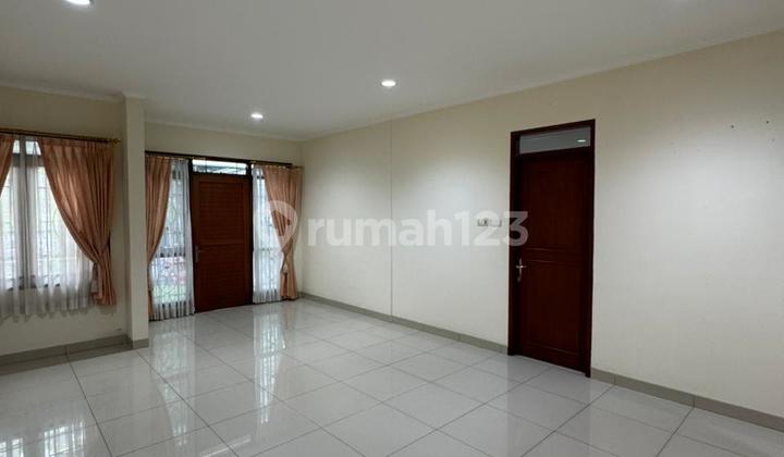 Rumah 2 Lantai Bagus SHM Strategis Nyaman di Istana Regensi 1 2