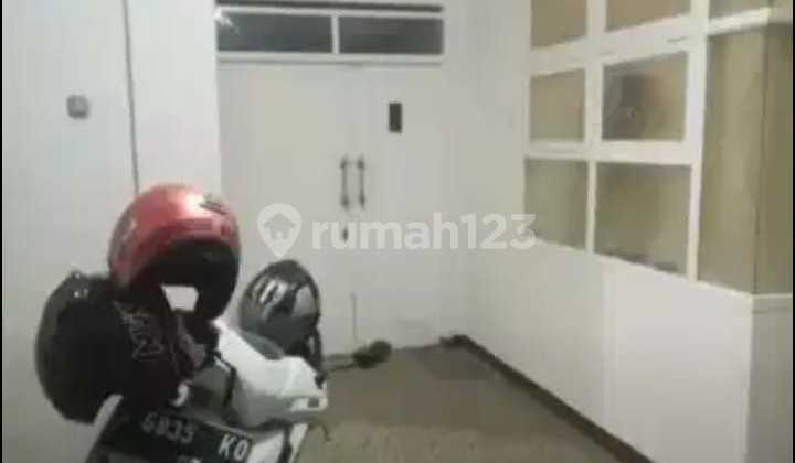 Kost 2.5 lantai strategis siap pakai 252 m2 SHM Jalan Karasak