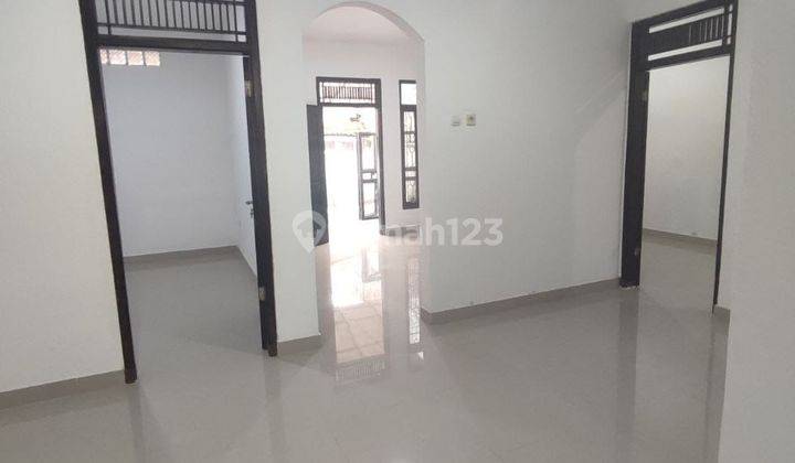 Rumah 2 Lantai Sudah Renovasi Unfurnished SHM di Ciateul, Bandung 1