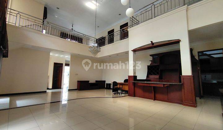 Dijual Rumah Luxury Dan Luas di Jalan Kembar Timur 1