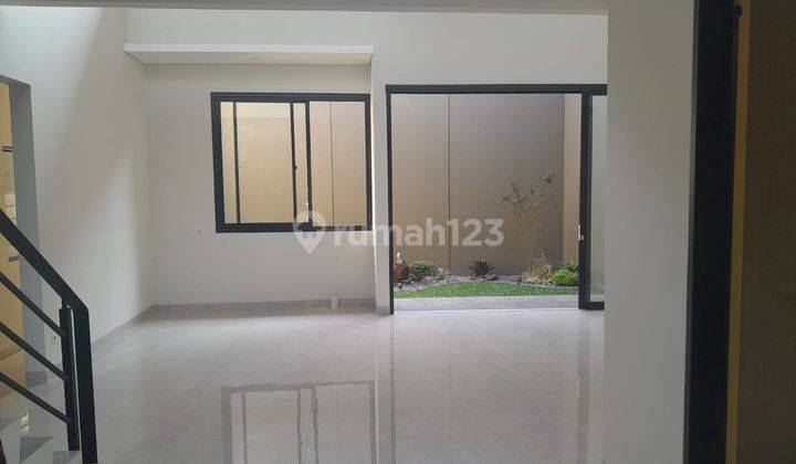 Rumah 2 Lantai Bagus Unfurnished SHM di Singgasana Pradana  1