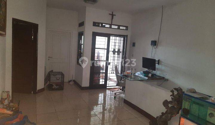 Rumah 2 Lantai Bagus Furnished SHM di Taman Holis Indah, Bandung 2