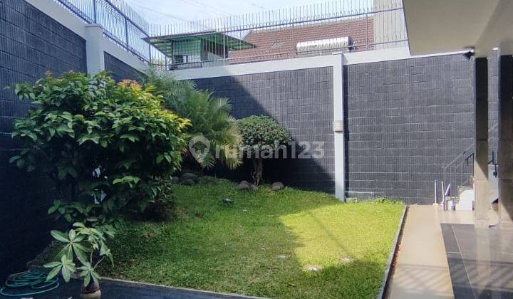 Rumah 2 Lantai Bagus Semi Furnished di Singgasana Pradana 2