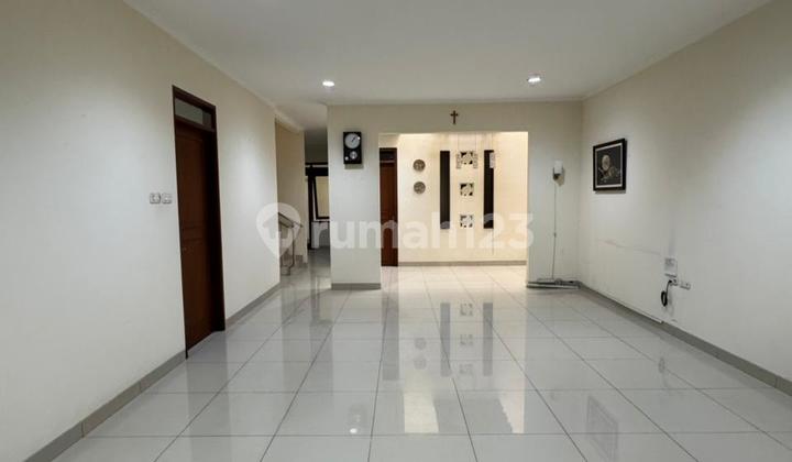 Rumah 2 Lantai Bagus SHM Strategis Nyaman di Istana Regensi 1 1