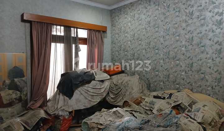 Rumah Strategis Perlu Renovasi Nyaman Luas Taman Sakura, Bandung 2