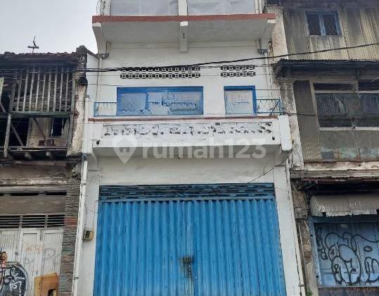 3-Storey Ready-to-Use Shop House in Bunguran, Near Surabaya City Center 3-Storey Ready-to-Use Shop House in Bunguran, Near Surabaya City Center