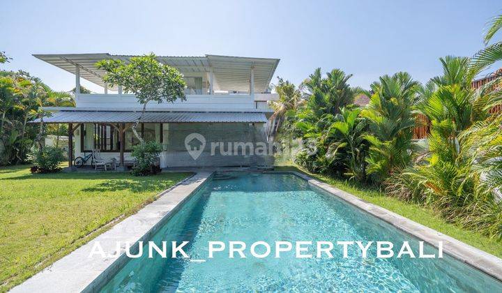 Classic Style Villa with Spacious Garden, Walking distance to Pererenan Beach 1