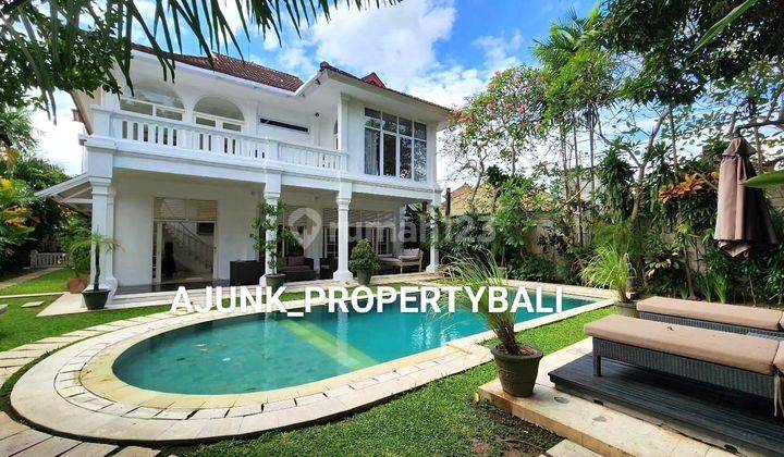 Vila Style Colonial Area Premium Dekat Pantai BatuBelig, Seminyak 1