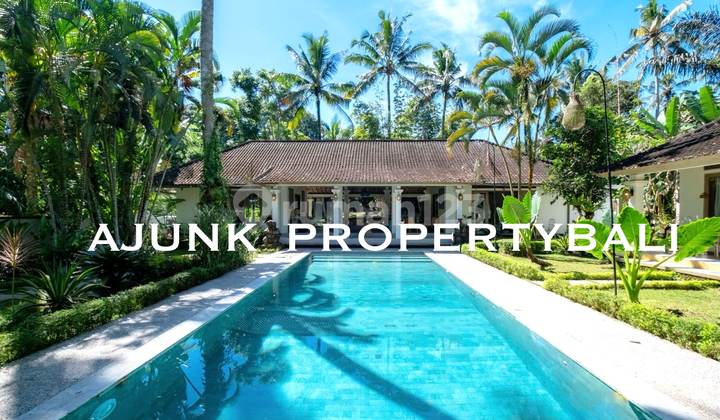 Classic Tropical Style Villa with Extensive Land, In Payangan - Ubud