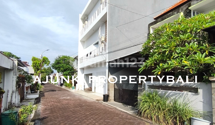 Rumah Modern di Komplek Perumahan, 300 Mtr Dari Jl Utama, di Kuta 2