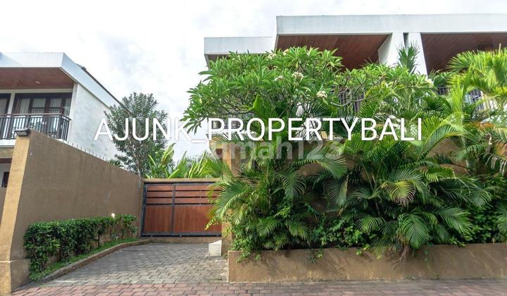 Tropical Style Villa with One Gate System and 24-Hour Security, Nusa Dua 2